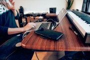 在當今這個信息化時代，網(wǎng)絡已經(jīng)成為了人們生活和工作中不可或缺的一部分。而視頻播放成為了一個必不可少的功能，不僅能夠觀看各種類型的影片，還能夠滿足一些特殊的需求。本文將重點探討網(wǎng)站播放視頻的插件的相關(guān)知識。，掌握網(wǎng)站播放視頻插件的基本使用技巧