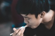 飯錢游戲免費(fèi)游戲——一窺當(dāng)代年輕人的生活現(xiàn)狀，飯錢游戲，年輕人的現(xiàn)實(shí)生活反映