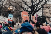 勢均力敵！最新民調(diào)：哈里斯對特朗普的領(lǐng)先優(yōu)勢縮小