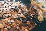 黃金投資與股票投資的區(qū)別是什么？這些區(qū)別如何影響投資策略？