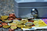 如何分析黃金基金ETF持倉報(bào)告并指導(dǎo)投資決策？這種報(bào)告的局限性是什么？