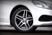 輪胎的直徑是多少？這種規(guī)格對(duì)車輛性能有何影響？