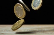 如何理解紙黃金與期貨的區(qū)別？這些區(qū)別如何影響投資策略？