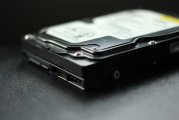 主板在計算機硬件中的作用是什么？這種作用如何影響系統(tǒng)性能？