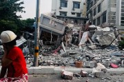 “相當于約一千顆原子彈”！強震后的緬甸曼德勒40℃高溫，中國翡翠商人擠在后備廂緊急逃難