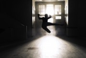 夢(mèng)魘之影，夢(mèng)到小孩摔死的心理解析與應(yīng)對(duì)