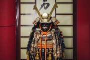 鎧甲勇士，自由戰(zhàn)神是一款由日本萬代南夢宮公司研發(fā)并發(fā)行的動作冒險類手游。在游戲中，玩家將扮演鎧甲勇士，在多元化的關卡中擊敗各種強大的敵人，并收集和培養(yǎng)角色的裝備、技能等元素，提升自己的戰(zhàn)斗力。，鎧甲勇士，自由戰(zhàn)神