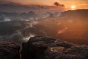 免費(fèi)下載恐龍游戲，你的冒險(xiǎn)旅程從此開(kāi)始，發(fā)掘失落的王國(guó)，海量恐龍游戲等待你下載！