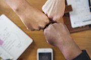 在當(dāng)今的信息時代，智能手機(jī)已經(jīng)成為了我們生活中不可或缺的一部分。隨著移動互聯(lián)網(wǎng)的發(fā)展，許多用戶開始尋求更加便捷、靈活的游戲體驗。然而，對于那些希望避免不必要的流量消耗的用戶來說，有些手機(jī)游戲可能并不適合他們的需求。因此，市場上出現(xiàn)了越來越多的免費(fèi)免流量的單機(jī)游戲。，免費(fèi)免流量的單機(jī)游戲，滿足不同玩家的需求