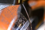 如何去除汽車玻璃油膜？這種清潔方法對視線清晰度有何影響？