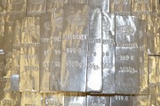國際金價再創(chuàng)新高，水貝市場576元/克價格逼近前期高點(diǎn)！金條商家稱當(dāng)前價位“不好把握是該買還是該賣”
