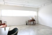 如何進(jìn)行墻紙貼飾以美化居住空間？這種裝飾技巧對家居風(fēng)格有何影響？