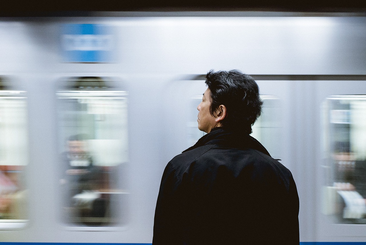 夢(mèng)中的時(shí)間緊迫，趕火車的焦慮與挑戰(zhàn)