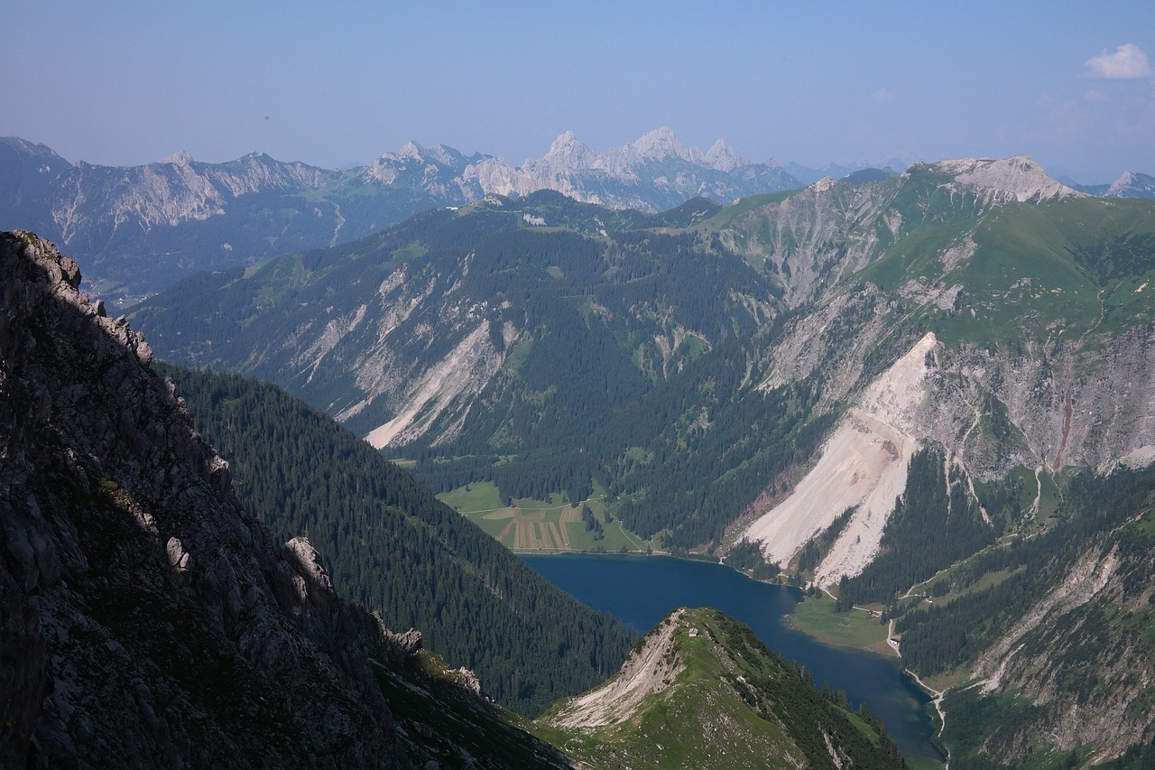 夢魘之境——山體滑坡的驚懼與思考，山體滑坡的驚懼與思考，夢魘之境的挑戰(zhàn)