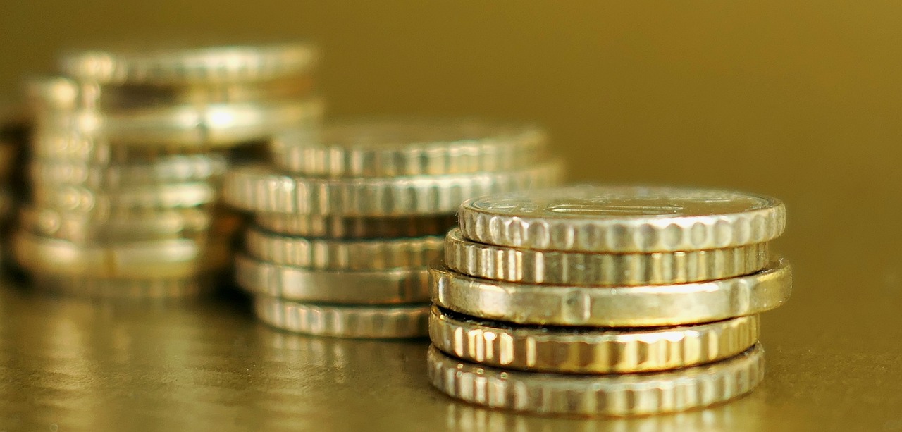 白銀期貨暫停交易的原因是什么？這種原因如何影響投資者的決策？