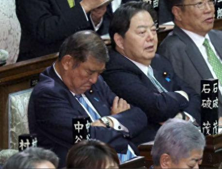 日本政府回應(yīng)石破茂選舉時“打瞌睡”，有網(wǎng)民不買賬：這是在瀆職