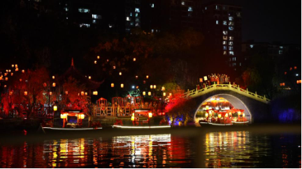 水上苗鄉(xiāng)數(shù)字夜游，光峰科技以崖壁為幕打造光影世界