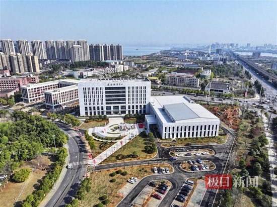 1000萬美元！知名校友穩(wěn)健醫(yī)療董事長(zhǎng)李建全捐贈(zèng)的這棟樓落成投用