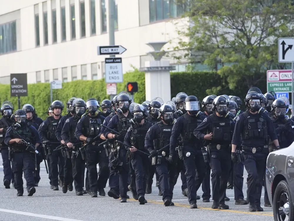 洛杉磯亂了！“美國現(xiàn)役海軍陸戰(zhàn)隊正高度戒備”