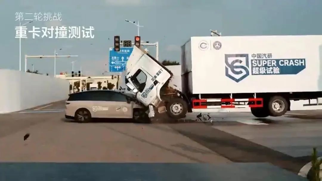 i8“碰撞門”炸鍋！理想主義墜落時(shí)刻？